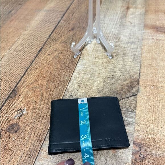 Fossil black leather bifold wallet 
Pre owned good - Picture 4 of 10